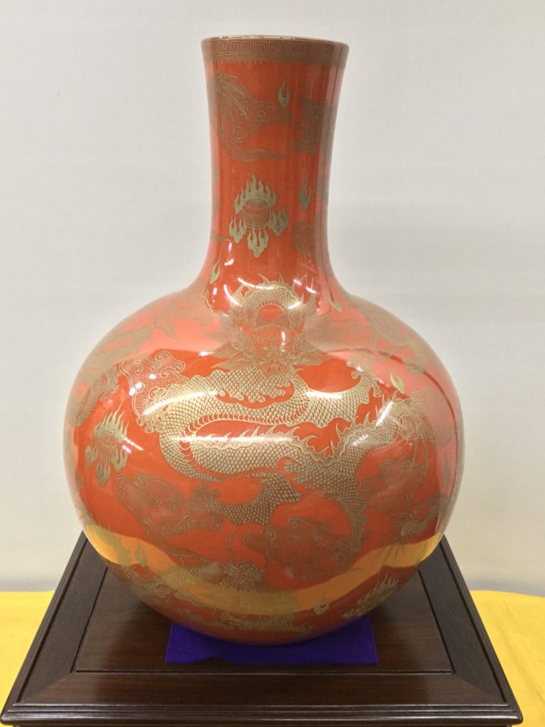中国　朱色 金彩 龍の図 大壺