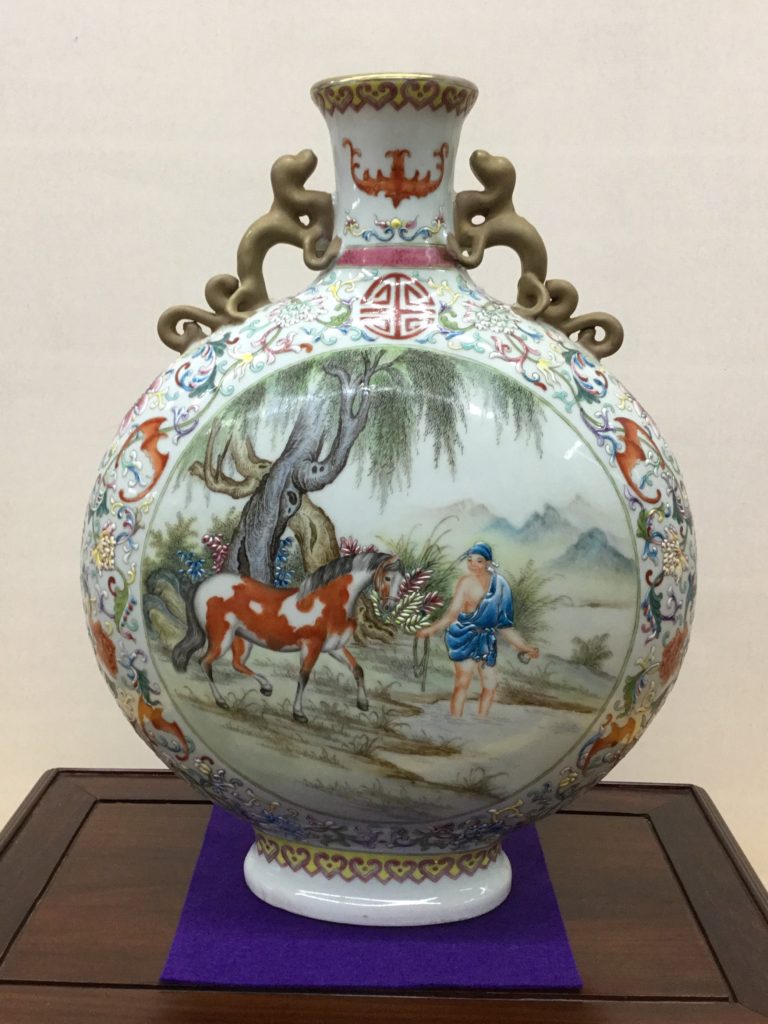 中国 色絵 人物・馬の図 双耳 扁瓶